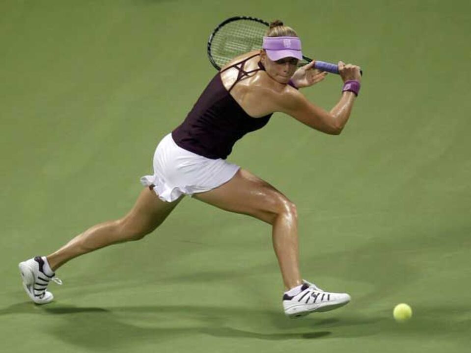 Zvonareva bate Azarenka em duelo equilibrado