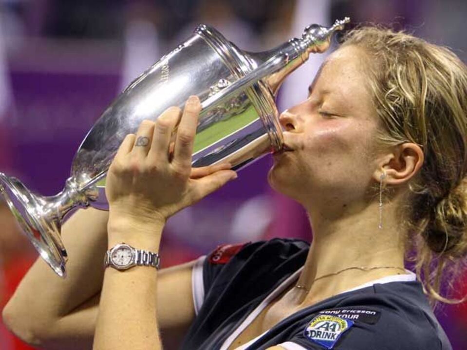 Clijsters em vantagem na final