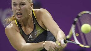 Wozniacki arrasa Dementieva