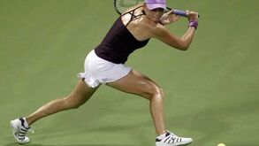 Zvonareva bate Azarenka em duelo equilibrado