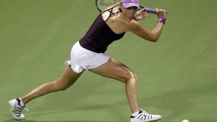 Zvonareva bate Azarenka em duelo equilibrado