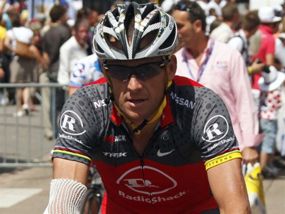 Armstrong compete em triatlo na Nova Zelândia