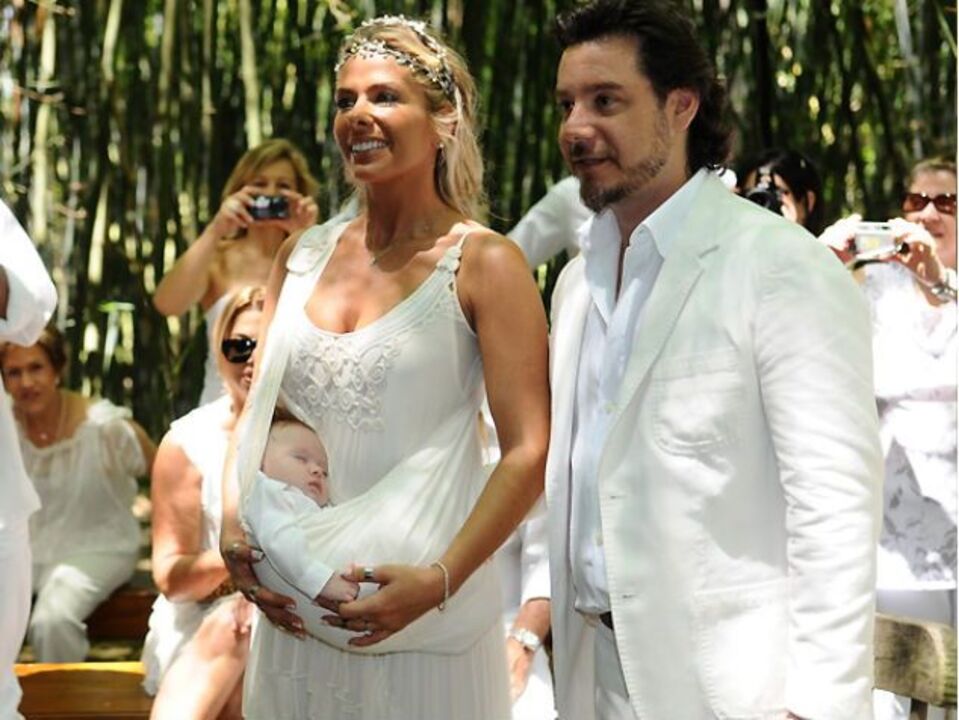 Galisteu já é uma mulher casada