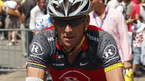 Armstrong compete em triatlo na Nova Zelândia