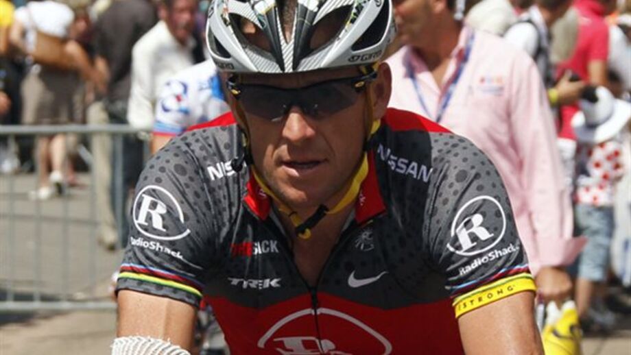 Armstrong compete em triatlo na Nova Zelândia