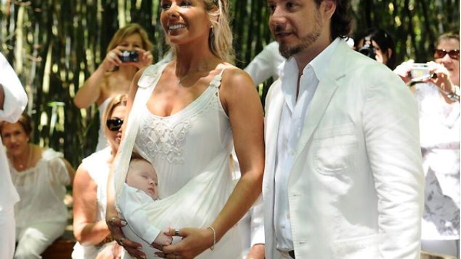 Galisteu já é uma mulher casada