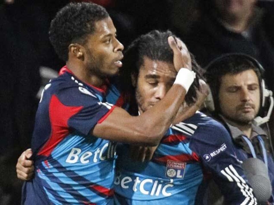 Lacazette «apura» Benfica para Liga Europa
