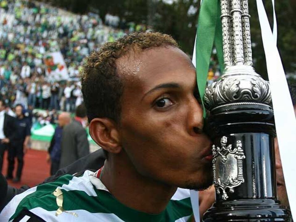 Cinco leões correm atrás do 3.º troféu