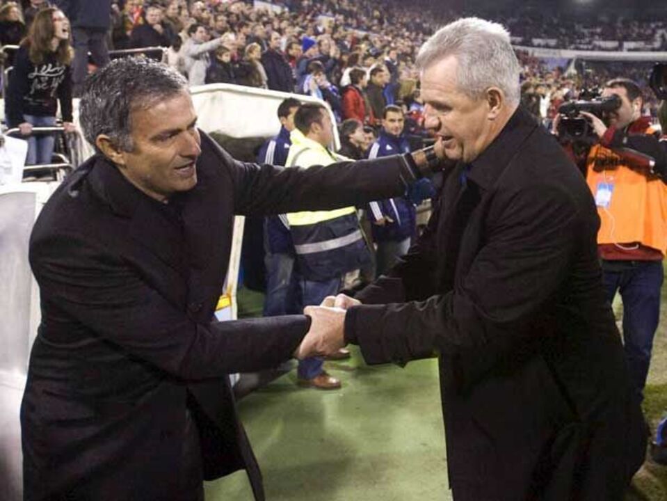 Mourinho assistido depois de cabeçada no banco