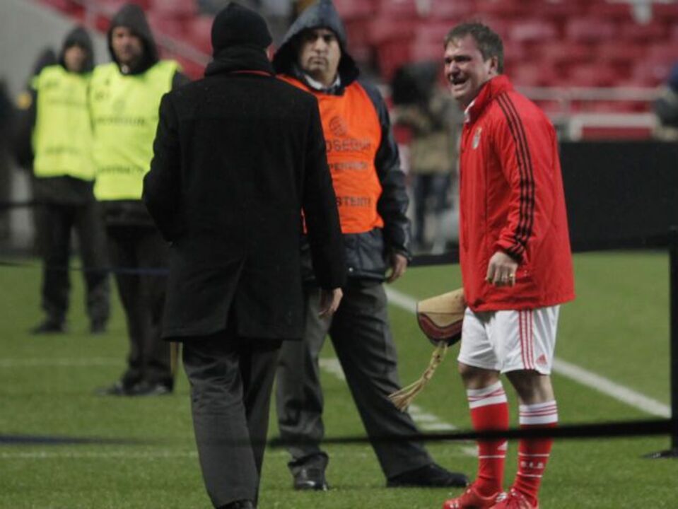 Choro e agressões no adeus à águia