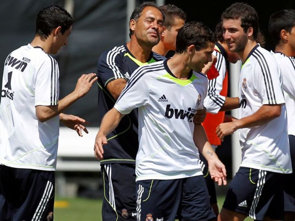 Silvino atira delegado de campo ao chão