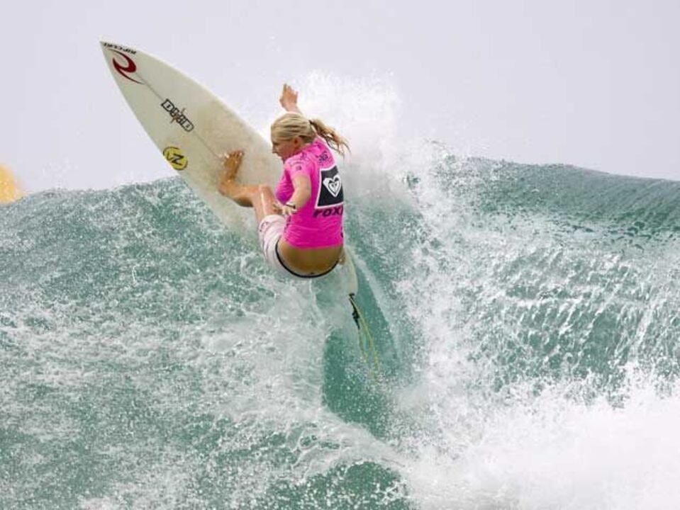Surf: Stephanie Gilmore agredida com barra de ferro