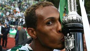 Cinco leões correm atrás do 3.º troféu