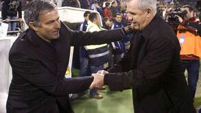 Mourinho assistido depois de cabeçada no banco