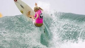 Surf: Stephanie Gilmore agredida com barra de ferro