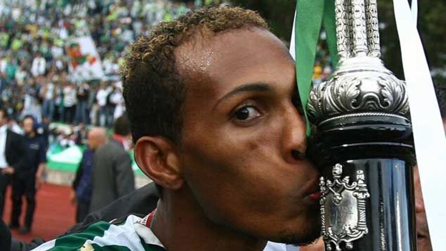 Cinco leões correm atrás do 3.º troféu