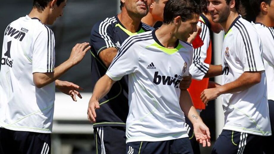 Silvino atira delegado de campo ao chão