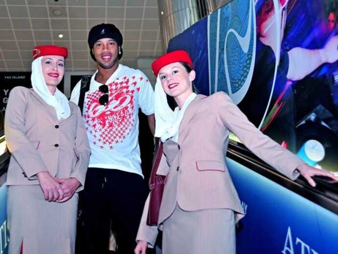 Ronaldinho muito bem acompanhado