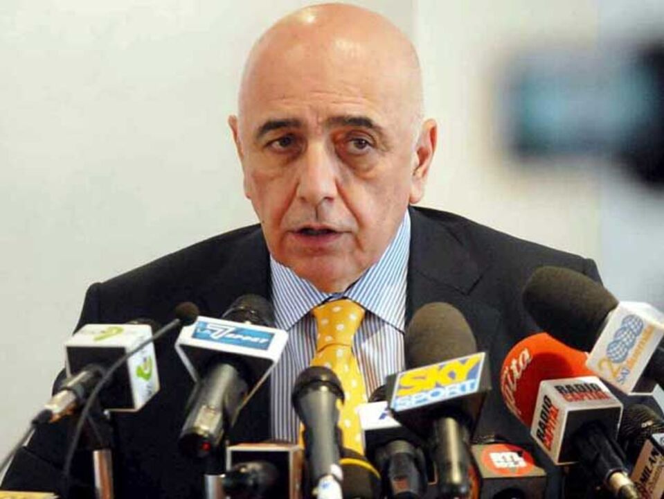 Galliani: «Ronaldinho é 99,9% do Flamengo»