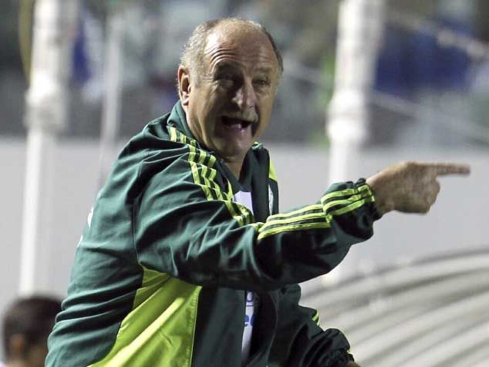 Scolari sofre com perda de Ronaldinho
