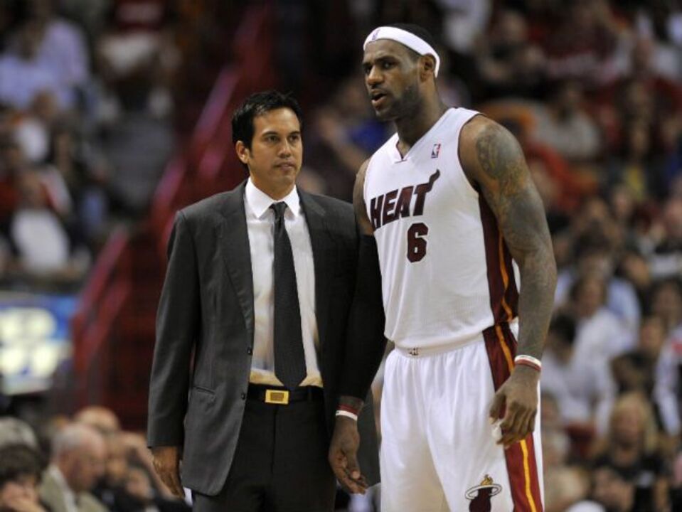 LeBron James regressa mas os Heat perdem