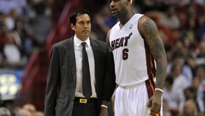 LeBron James regressa mas os Heat perdem
