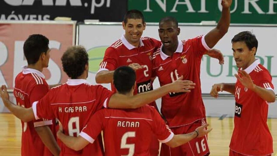 Benfica continua líder