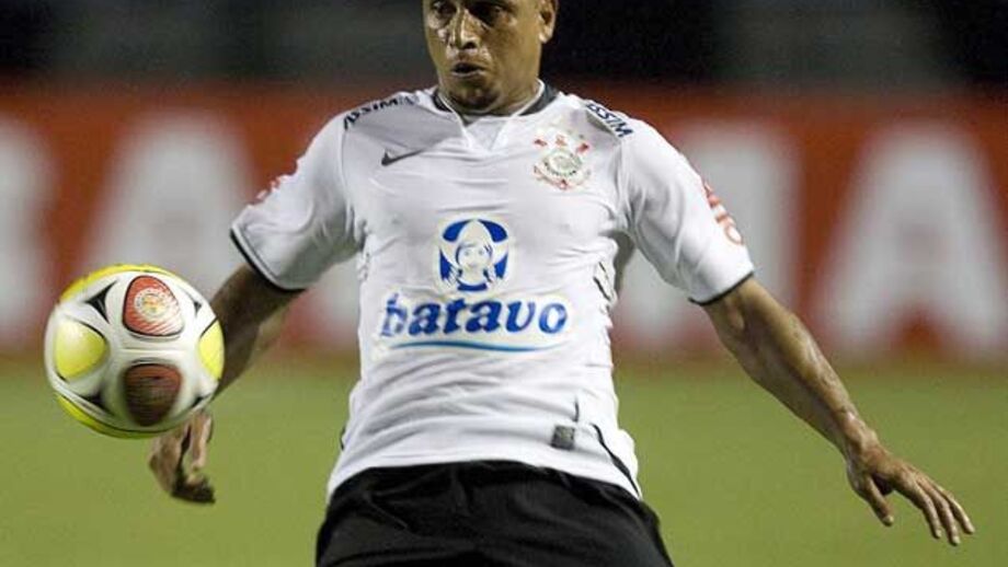 Roberto Carlos pode abandonar Liedson no Timão