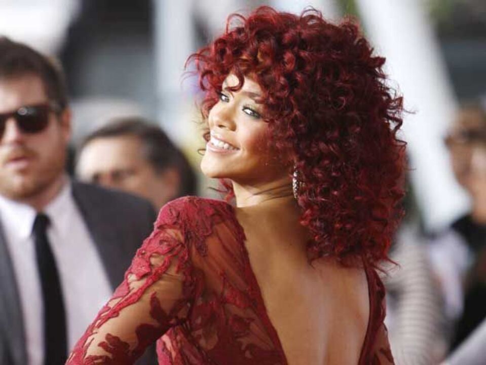 Rihanna sem roupa em anúncio