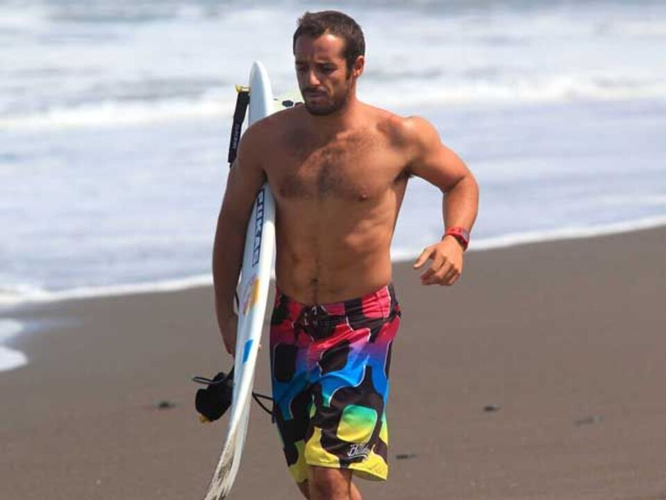Kelly Slater afasta Tiago Pires da final