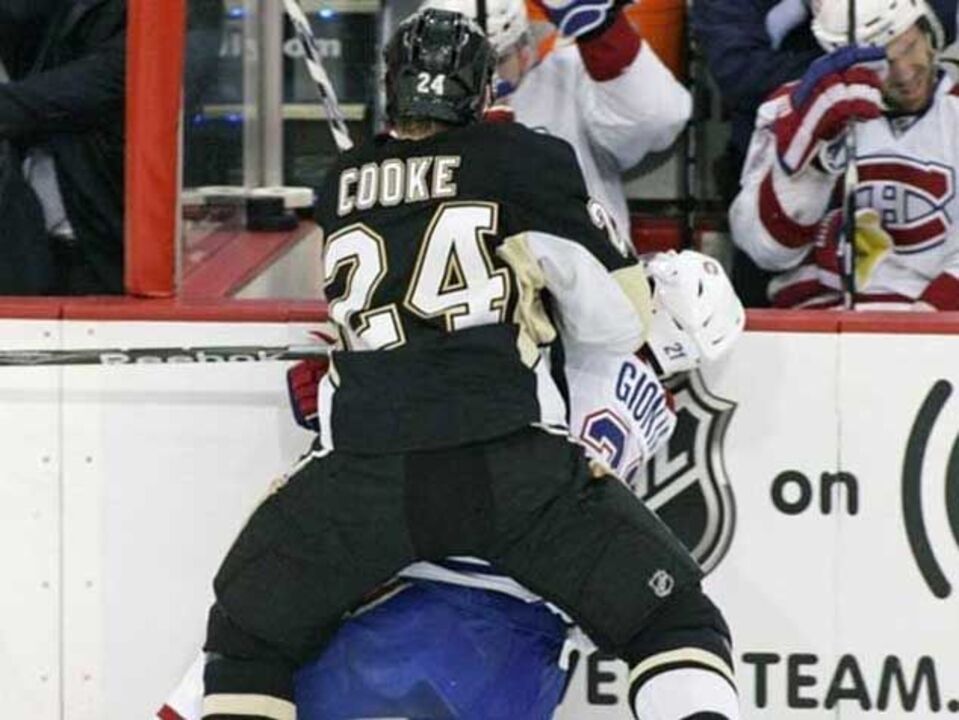 NHL não perdoa cotovelada de Matt Cooke