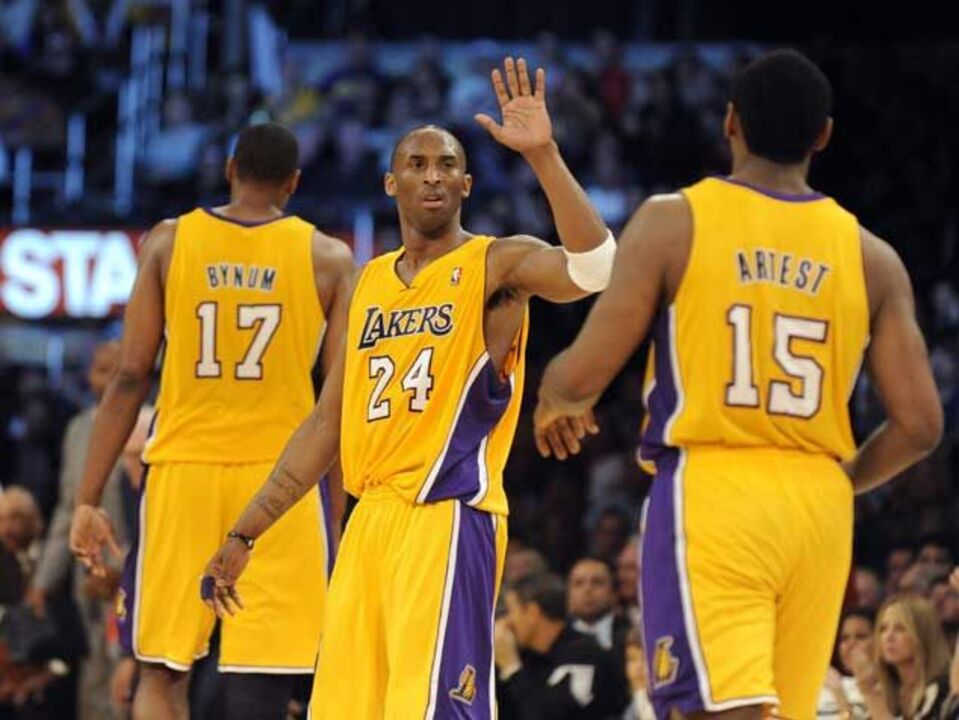 Lakers vencem derby de L.A.