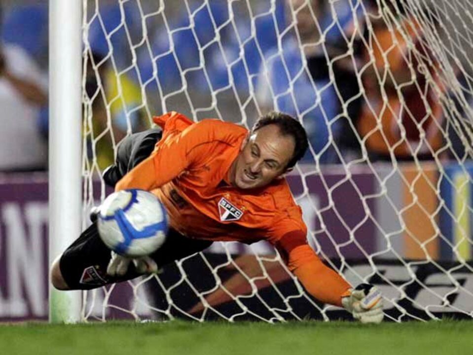 Guarda-redes Rogério Ceni faz golo 100