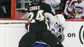 NHL não perdoa cotovelada de Matt Cooke