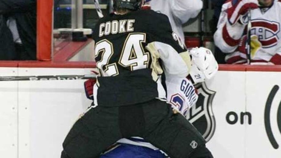 NHL não perdoa cotovelada de Matt Cooke