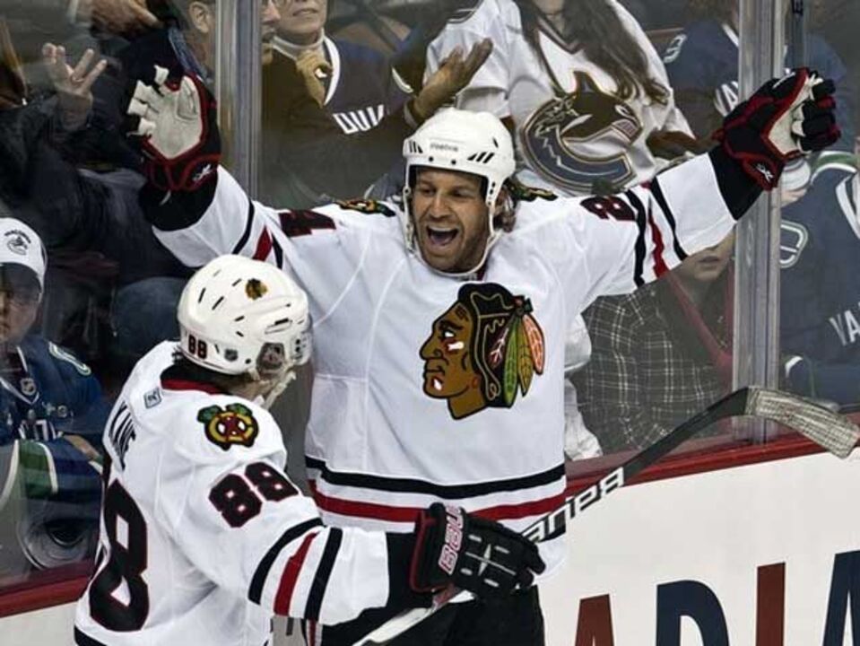 NHL: Blackhawks mais perto do playoff
