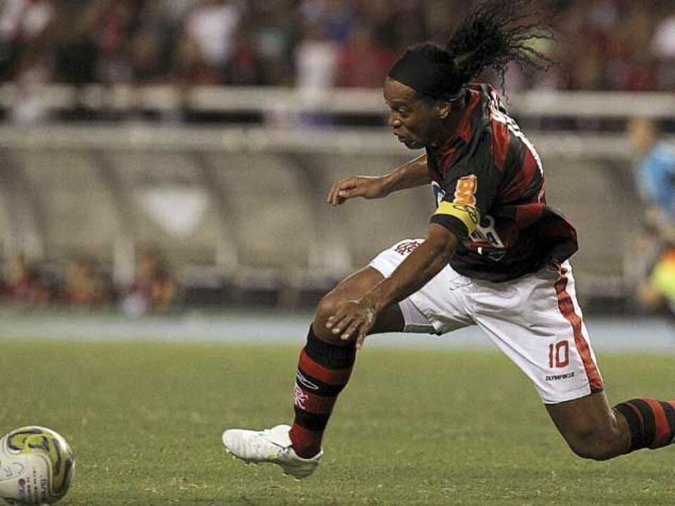 Ronaldinho tem um edema no joelho mas não é operado