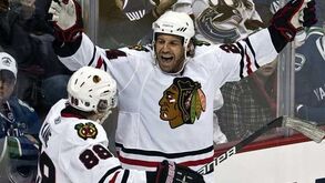 NHL: Blackhawks mais perto do playoff