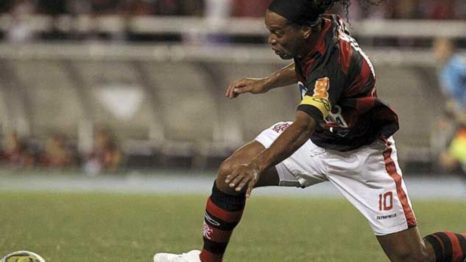 Ronaldinho tem um edema no joelho mas não é operado