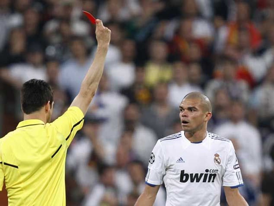 Expulsão pode render três jogos de suspensão a Pepe