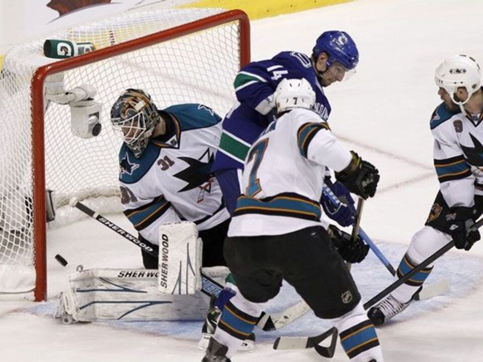NHL: Canucks diabólicos goleiam Sharks