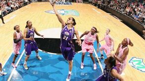 Ticha Penicheiro na luta pelo título da WNBA