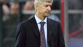 Wenger rejeita acusações de Paul Merson