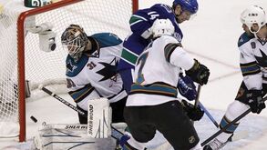 NHL: Canucks diabólicos goleiam Sharks