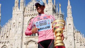 Hino franquista na vitória de Contador