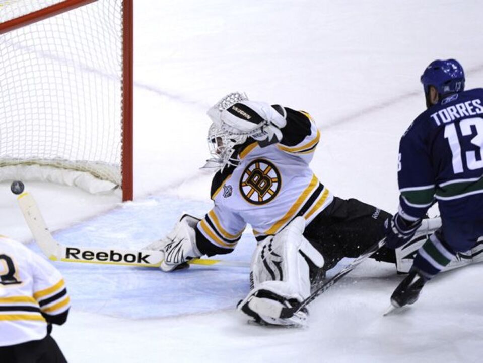 NHL: Raffi Torres resolve primeiro jogo da final