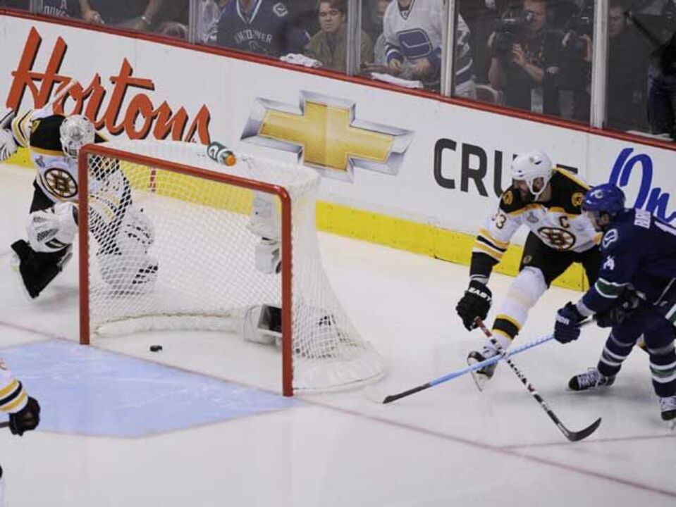 NHL: Burrows quebra o gelo em Vancouver