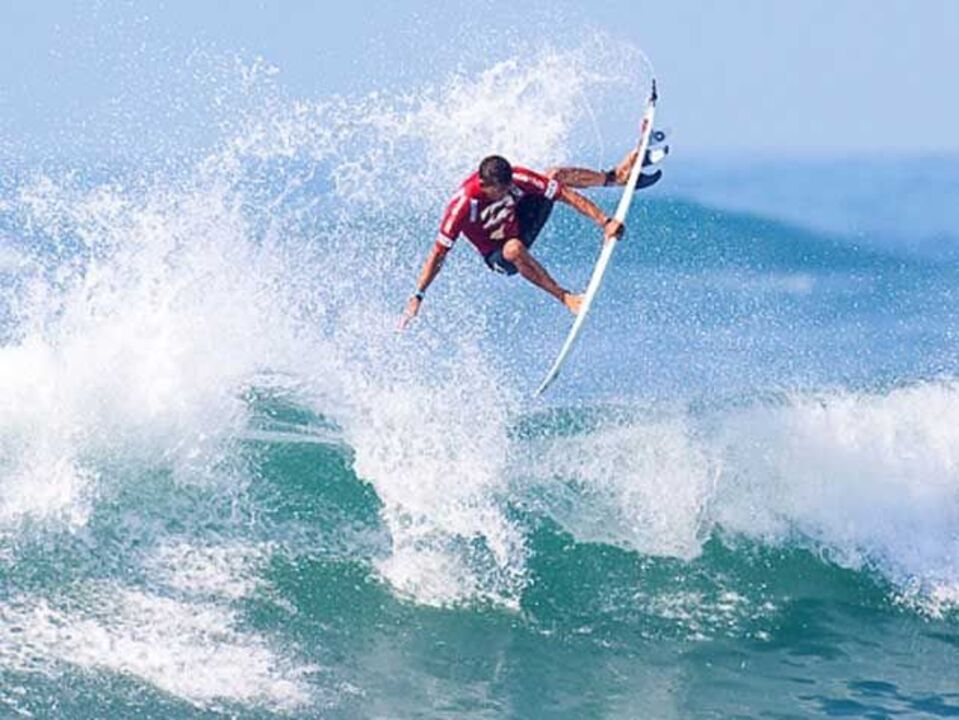 Surf: Jadson André avança em Ribeira D'Ilhas