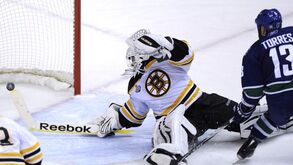 NHL: Raffi Torres resolve primeiro jogo da final