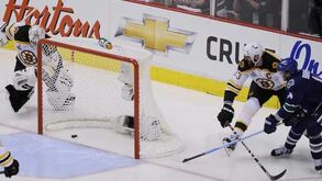 NHL: Burrows quebra o gelo em Vancouver